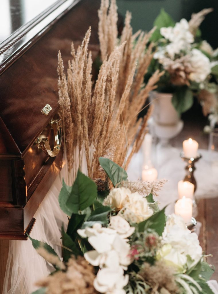 Cercueil avec un bouquet des fleures