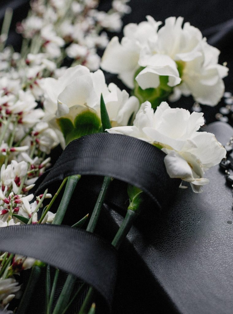Cercueil avec des fleures